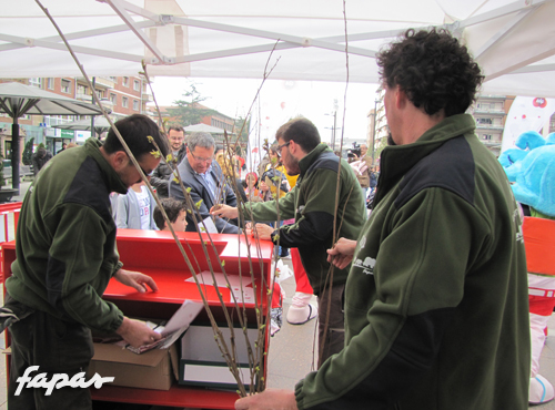 FAPAS repartiendo frutales en Oviedo. Actividad financiada por la Fundación EDP